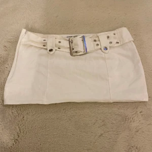 Vit kjol - Vit mini skirt som är as snygg, passar till allt! Men tyvärr blivit för liten för mig 💕