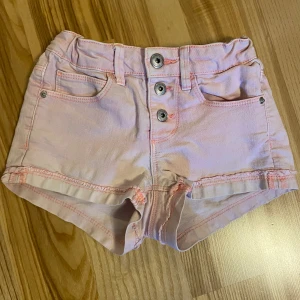 Shorts strl 134 - Rosa jeans shorts strl 134.  