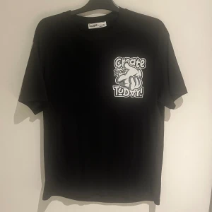 Graffiti t-shirt  - Är lite stor och aldrig använd så jag säljer 