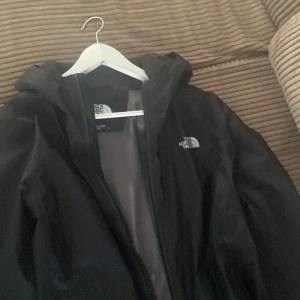 North Face Regnjacka - Den är som i storlek S/M. Använd fåtal gånger. Är som helt ny. Skick 9,5/10. 