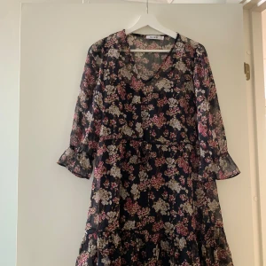 Klänning - Blommigklänning, ny utan prislapp