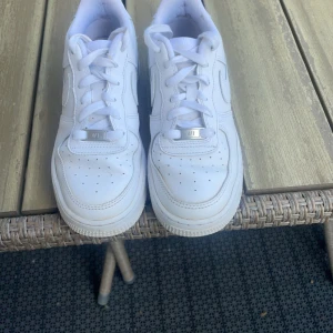 Nike air force 1 - Säljer mina Air force 1 eftersom dom är för stora köp i vintras för 1100kr i bra skick använt dom ett par gången 