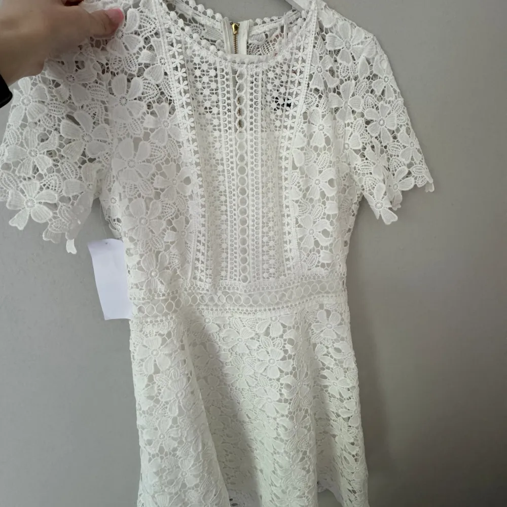 Superfin Rixie dress Köpt från bubbleroom i januari (Heter nu crochet lace short dress) Nypris 999kr mitt pris 550kr pga helt oanvänd, endast testad Storlek 36. Mekot.
