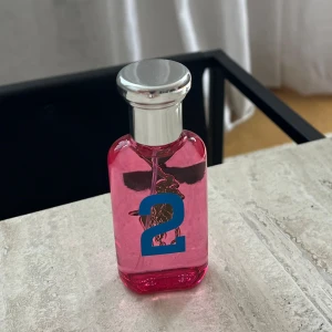Ralph Lauren Big Pony Pink edT 50 ml - Ralph Lauren Big Pony Pink edT 50 ml. Fick som present och endast testad ett fåtal gånger. Fruktig doft. 🌸 Nypris ca 650 kr. Säljer för 270 kr. 