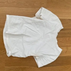 Vit t-shirt från H&M - En enkel och bekväm vit t-shirt från H&M. T-shirten har korta ärmar och är i storlek XS.  Pris kan diskuteras och tvättas självklart innan den skickas💗