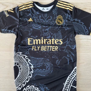 Ronaldo Real Madrid Tröja - En special designad Ronaldo real Madrid drak tröja i storlek S men passar även M. Tröjan är i helt nyskick. Kan mötas i Stockholm eller frakta! 