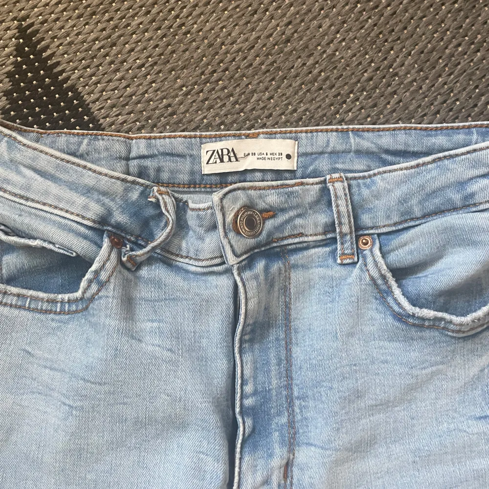 Säljer mina jätte fina zara jeans. Storlek 38/S. Passar i längden på mig som är 175cm lång. . Jeans & Byxor.