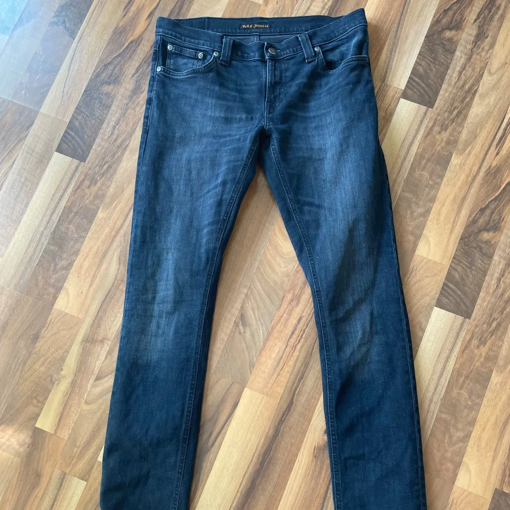 Säljer dessa nudie jeans Modellen heter tight long John  Dem är slim fit Nypris 1600 Mitt pris 349 Tveka inte på att höra av dig om du har frågor. Jeans & Byxor.