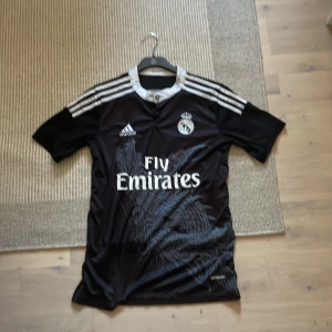 Cr7 2015-2016 - En riktig Ronaldo tröja i realmadrid från 2015-2016 10/10 skick andvänds fåtal gånger pga att den är för liten pris kan diskuteras.