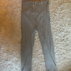 Ribbade grå gravidleggins - Gravidleggins🔥 Garderobsrensning på gång! Jag säljer detta fantastiskt plagg från mitt djur- och rökfria hem. 🛍️💫  Se gärna mina andra annonser.