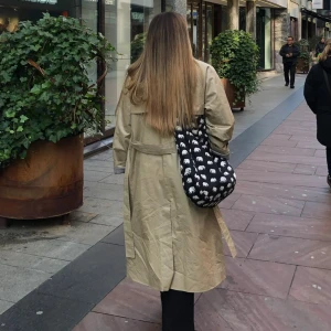 Svenskt Tenn väska!🖤🤍🐘 - Säljer nu denna underbara väska från Svenskt Tenn då jag inte får användning av den längre. Artikelnummer 105014, köpt för 2400kr vid inköp. Väskan är i gott skick, finns en läderetikett inuti väskan, där hänger en tråd lite löst.🖤