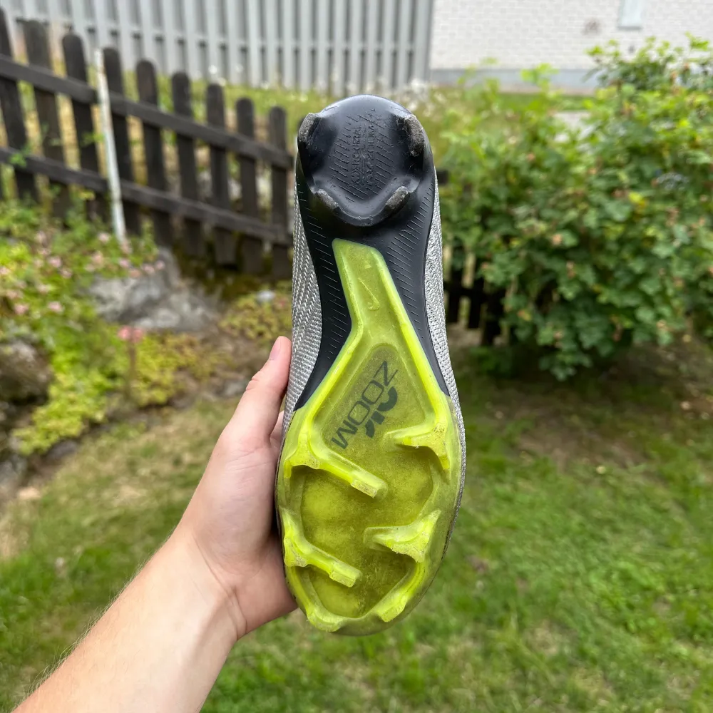 Fotbollsskor i fint skick, använda till och från under en säsong ungefär. Inget trasigt eller liknande, självklart lite slitage och fläckar men inget som påverkar funktionen! Går helst inte mycket lägre i pris men ge ett prisförslag så får vi se.. Kengät.