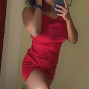 Röd Klänning  - Liten i storleken  Armhåla till armhåla= 48.5cm Baksidan= 59.5cm Framsidan = 72.5cm  Justerbara axelband Material: Elastan och Polyester