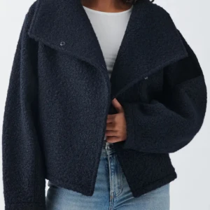 Gina Tricot Kappa - Säljer min fina kappa då den inte är min stil riktigt. Nypris 600kr. Buda inte under priset jag angett!!