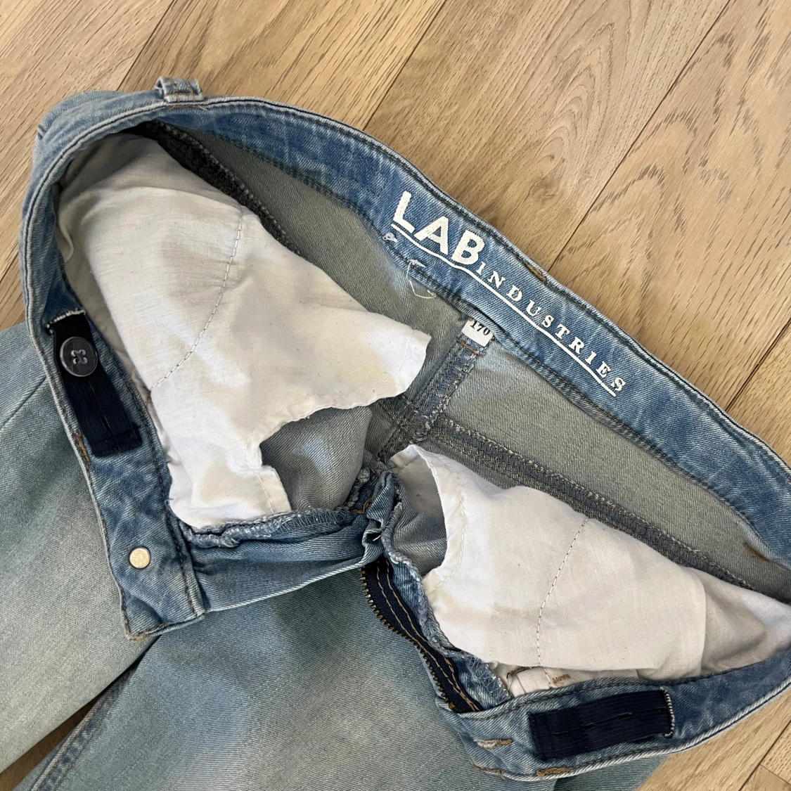 Ljusblå jeans med utsvängda ben - 92