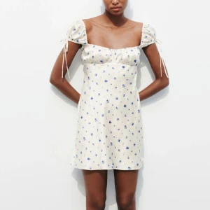 Zara klänning - Så söt klänning från zara Använd endast 1 gång  Storlek M men sitter mer som S