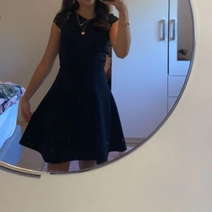 Svart kort klänning 🖤 - Asså brutalt fin klänning som snatchar midjan och perfekt för fester 🖤 Den är som ny och säljs pga kommer inte till användning längre. Storlek S