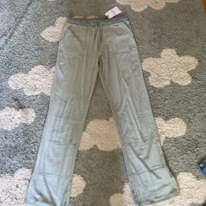 Gröna juicy byxor - Gröna juicy byxor strl 14-15 år aldrig använda passar längden 164-170