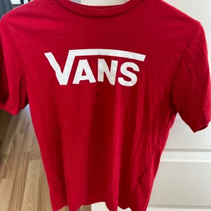 Vans t-shirt  - Säljer min röda vans t-shirt för att den inte kommer till användning, den har en liten fläck på tröjan men jag skulle gissa att den suddas ut lite när man har den i tvätten, de är inget jag riktigt tänkt på häller, anars är den i nyskick🩷