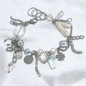 Handgjort chunky armband - Handgjort armband 🔗 material ~ rostfritt stål, sötvattenspärlor, halvädelstenar, glas, charms 🔒 Jag justerar längden så det passar dig innan det skickas! 🥰  köp via plick för spårbar frakt eller DM för frimärke ✉️ finns på instagram under samma namn 💕