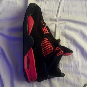 Jordan 4 red thunder  - De är storlek 44/43 o dom har inga skador o skorna är äkta o man får med boxen till skorna 