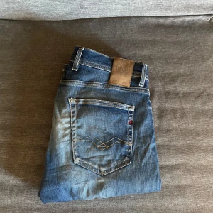 Replay jeans  - Säljer dessa feta replay jeans, de är i storlek W30 L32. Vet ej modell men sitter anbass. Skriv vid frågor och funderingar. Ge gärna prisförslag.