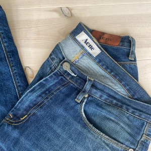 Blåa Acne studios jeans - Blåa acne studios jeans i storlek 32/32. Jeansen är slim fit och sitter ungefär som grim tims. Nypris på några tusen. Kolla sista bilden för passform! Exakt samma jeans bara annan färg.