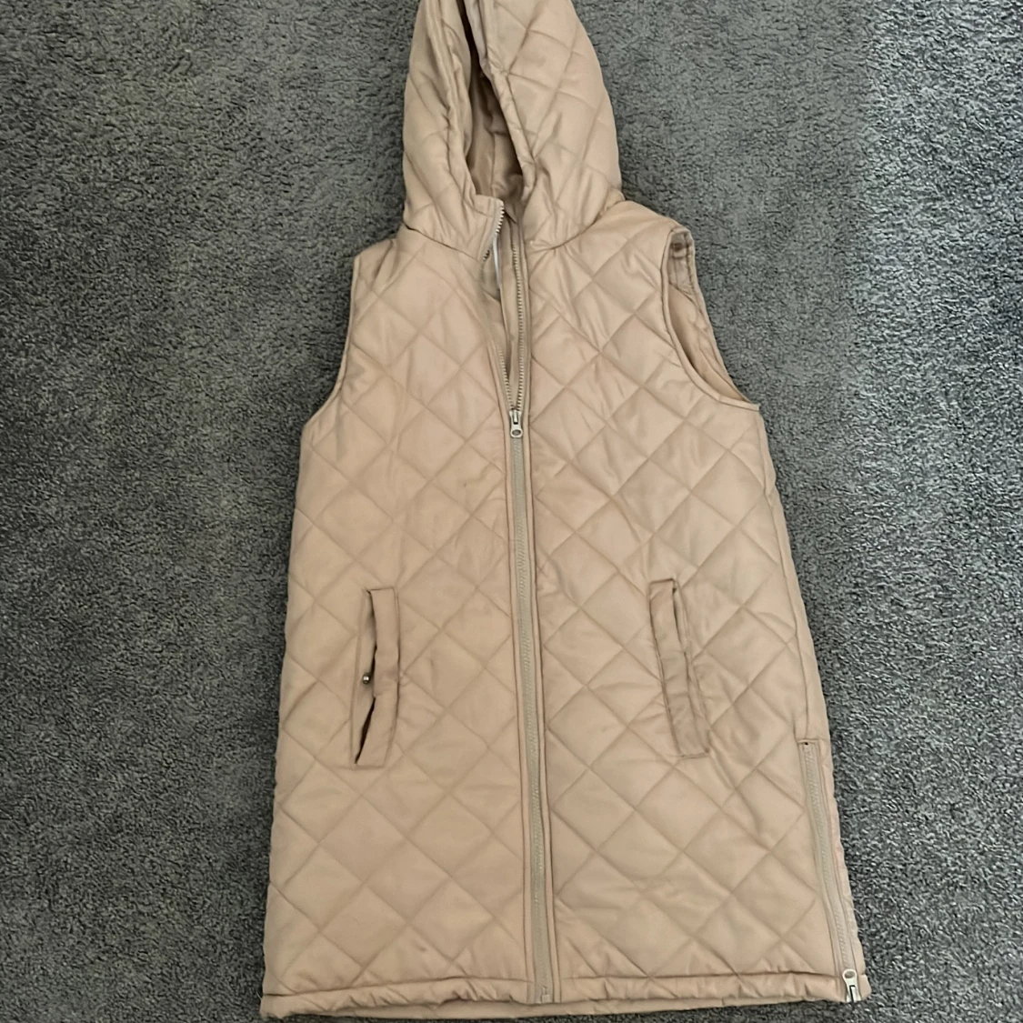 Beige quiltad väst med huva från 157 - 90