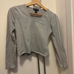 Grå topp från PRETTYLITTLETHING - Kommer ej till användning. Accepterar de flesta bud o pris kan diskuteras💖