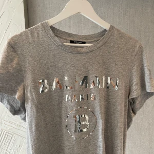 Balmain Paris T-Shirt - Helt ny! Endast använd två gånger. För liten i storlek för mig så den kommer till bättre användning för någon annan. Nypris 3899 kr. 