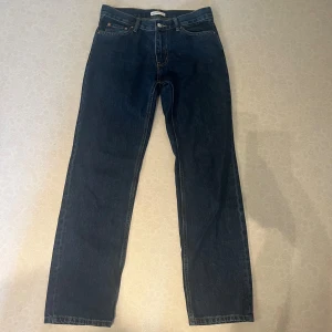 Mörkblåa jeans  - Säljer dessa mörkblåa jeans (midwaist) från Gina tricot storlek 36. Använd fåtal gånger så väldigt fint skick☺️250+frakt, priset går att diskutera🩷(sista bilden är lånad)