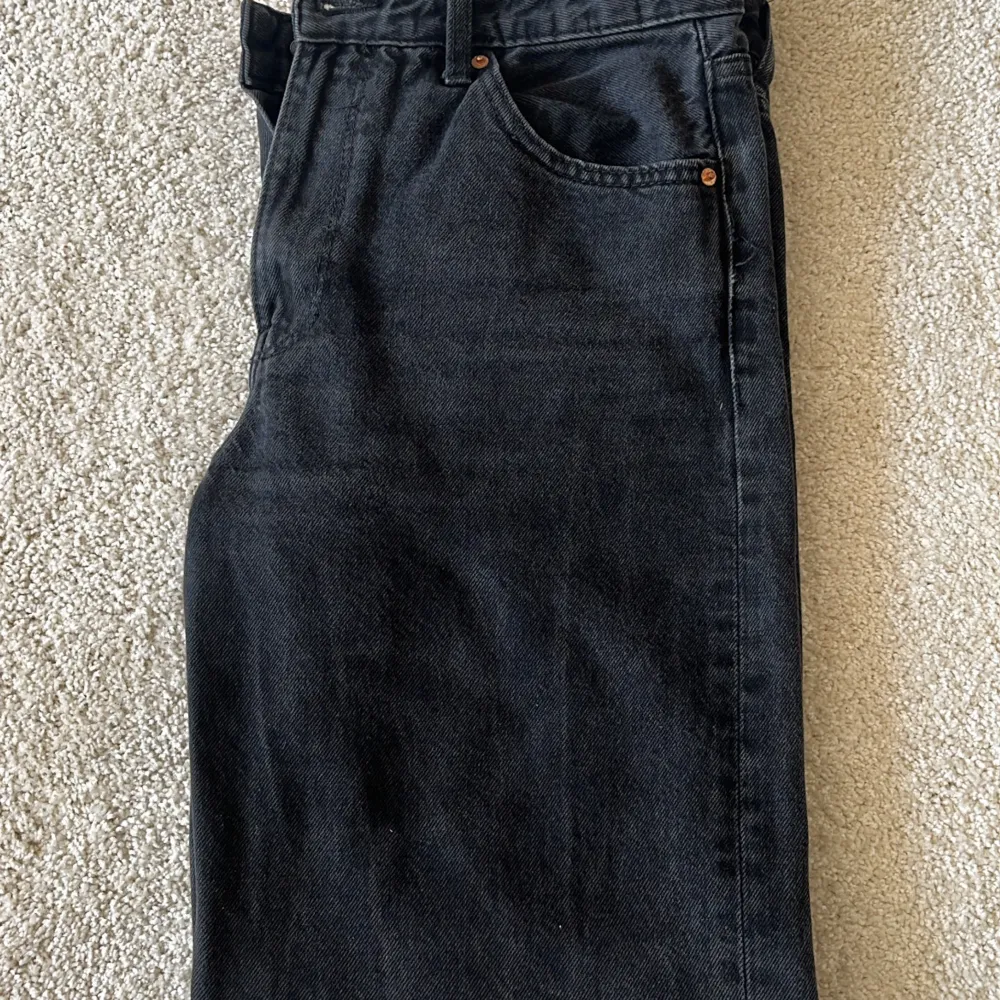 Svarta raka jeans med mellan/lägre midja. Passar mig som är 36/38 i jeans. Strl 36, från hm, 200kr. Jättefint skick . Farkut & Housut.