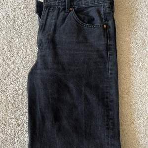 Svarta raka jeans med mellan/lägre midja. Passar mig som är 36/38 i jeans. Strl 36, från hm, 200kr. Jättefint skick 