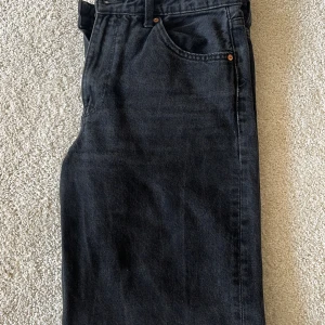 Svarta straight jeans - Svarta raka jeans med mellan/lägre midja. Passar mig som är 36/38 i jeans. Strl 36, från hm, 200kr. Jättefint skick 