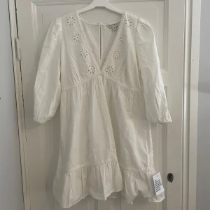Vit klänning - Saljer denna söta klänningen! Helt ny, oanänd, med prislapp kvar. Nypris 519kr. Passar perfekt till sommaren! Skriv för fler bilder.