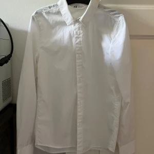 Vit skjorta stl 140 - Skjorta i nyskick från HM. 