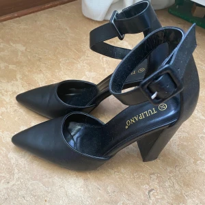 Svarta klackar - Svarta klackar från Tulipano, jätte fina men är för små för mig. I bra skick då de har inte använts mycket :)