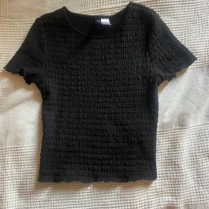 Tajt svart t-shirt - Andvänd några gånger men i jätte bra skick. Shortsen finns också att köpa❤️