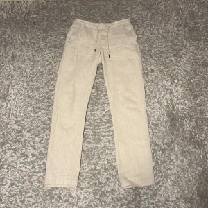  linnebyxor  - Köpte linnebyxor från Dressmann beställde fel storlek, dem är i väldigt bra skick , storlek ca passar även S, helt nya