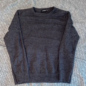 J.lindeberg kofta - Skit bekvämt mörk grå/svart blanding färg  tröja från j lindeberg. i perfekt skick och är perfketa tröjan för detta kommande höstas