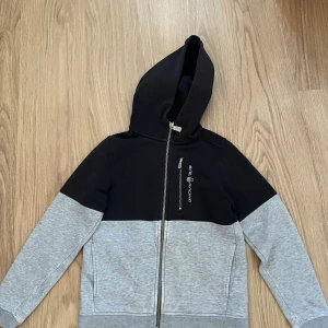 Sail racing tröja  -  bra skick utom lite solblek . Säljer pga den är för liten. Köpte den för 799kr. Säljer för 125+frakt . Pris kan diskuteras 😊