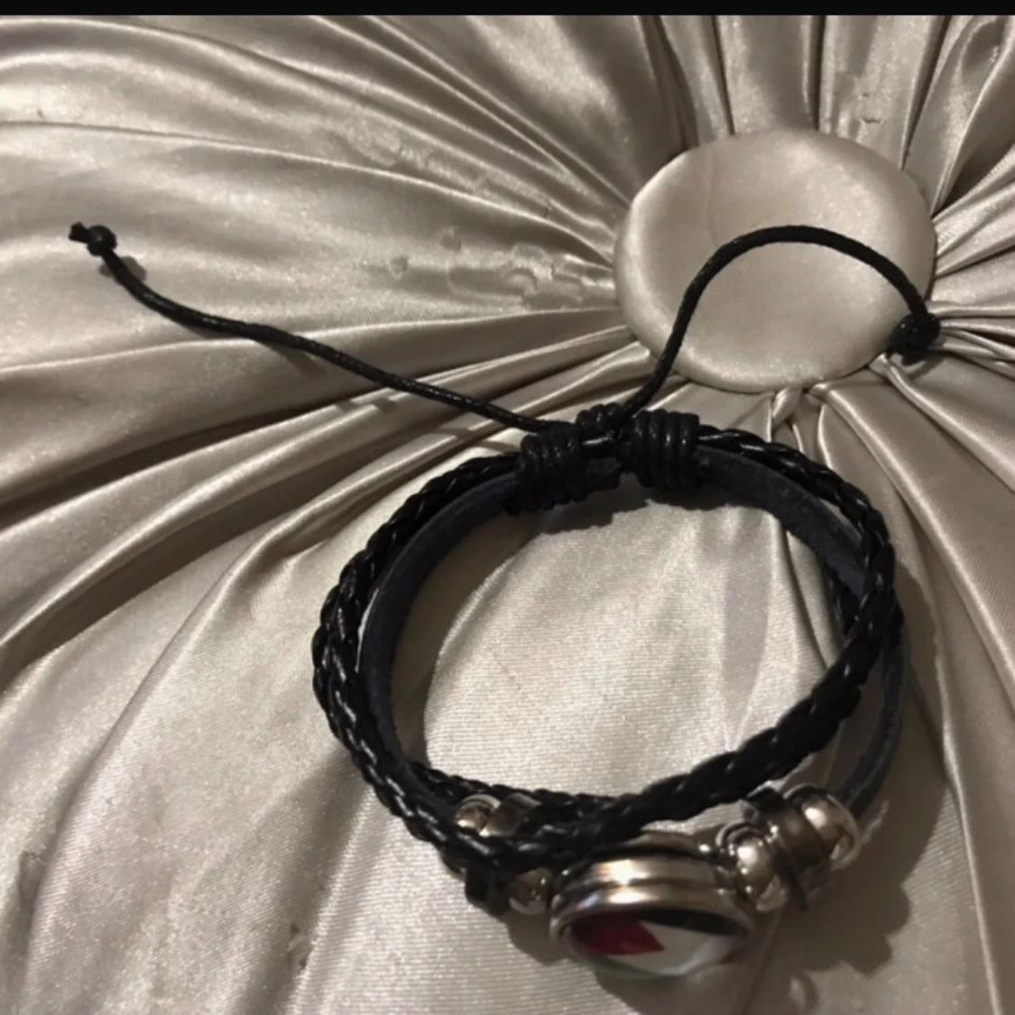 Svart flätat armband med flaggdetalj - 90