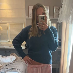 Blå stickad tröja från bikbok - Säljer min blå stickade tröja från Bikbok inga defekter och storlek S🥰