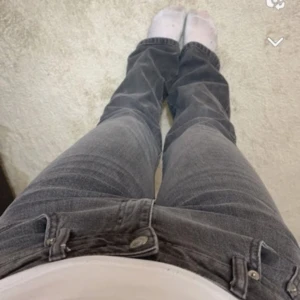 Lager jeans!❤️ - Gråa lager jeans! 
