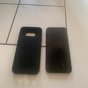 Samsung S8+ - Den har en liten spricka på fram delen av skärmen annars funkar utmärkt. Först till kvarn