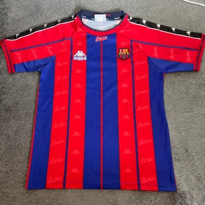 Barcelona vintage fotbollströja - Snygg vintage Barcelona tröja, ganska ovanlig tröja men används tyvärr inte. Mycket bra kvalitet! Stor S/liten M