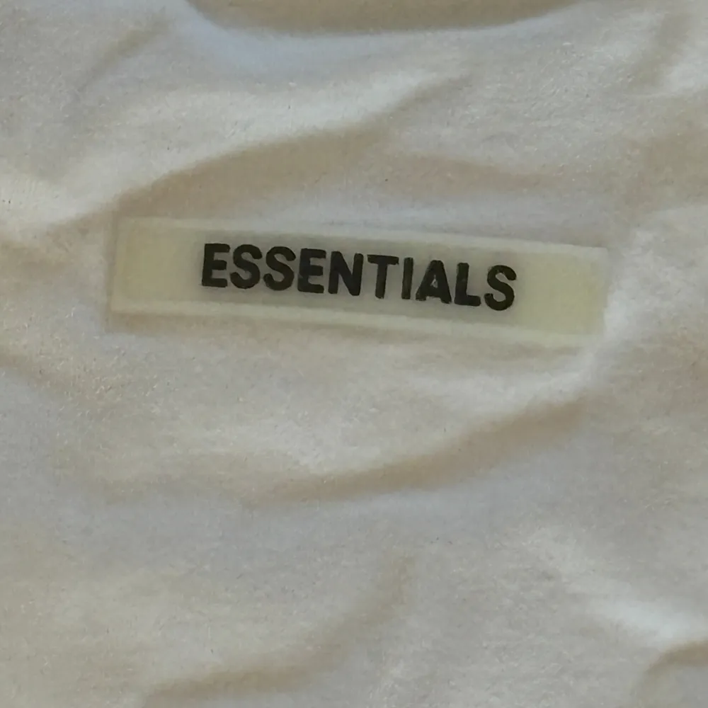 ESSENTIALS T-SHIRT (STORLEK M). T-shirts.