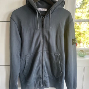 Stone island zip - Nästan helt oanvänd, väldigt bra skick. Inga fläckar eller något sådant