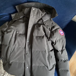 Canada Goose Wyndham - Canada Goose Wyndham jacka i strl L. Säljes pga för liten för mig. Pälsen finns att få med men är avtagen på bilderna. Nypris ca 16 000kr ja säljer för 3500kr 