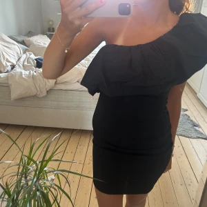 One shoulder klänning  - Säljer denna skitsnygga one shoulder klänningen!!! Skriv för fler bilder!